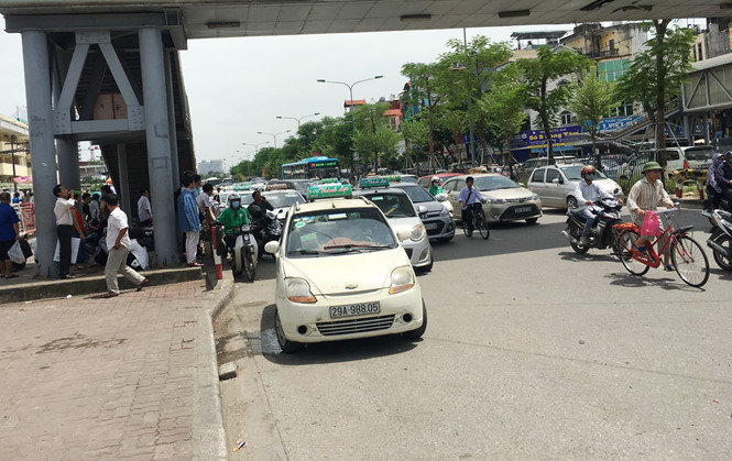 Trong khi đoạn trước cổng bệnh viện Bạch Mai thường xuyên tắc cứng, các đoạn tiếp theo của đường Giải Phóng thường thông thoáng 