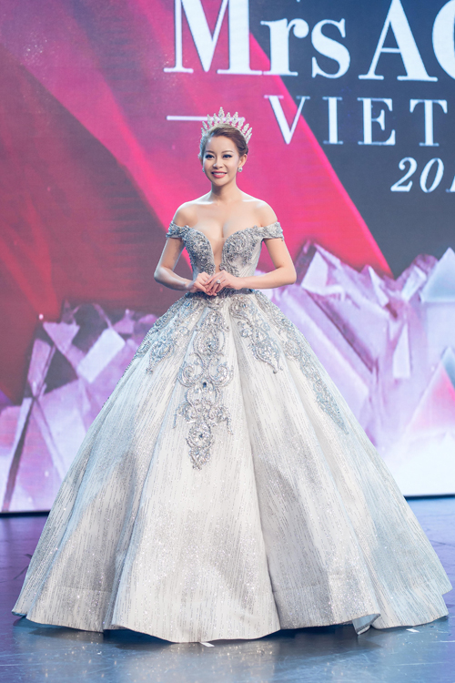 Hoa hậu Hải Dương chọn váy dạ hội trễ vai bồng bềnh, tôn lên vòng một căng đầy và làn da mịn màng.