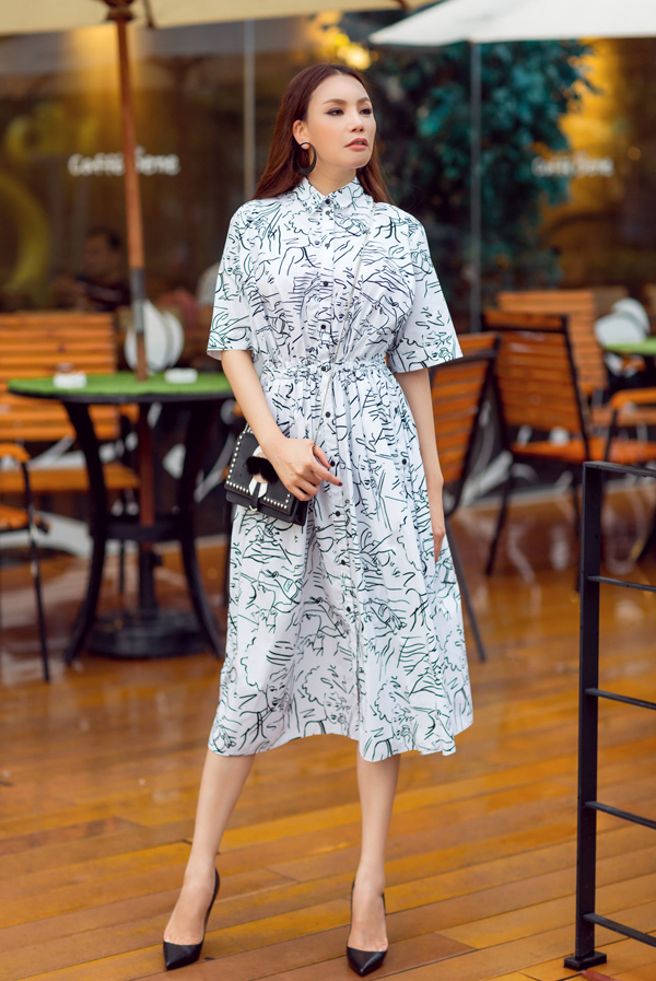 Hồ Quỳnh Hương ghi điểm bởi nét thanh lịch, trẻ trung khi diện váy sơ mi hoạ tiết nhẹ nhàng.