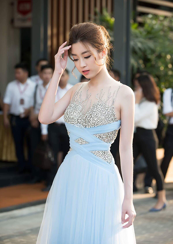 Hoa hậu Mỹ Linh cũng chọn thiết kế váy nhẹ nhàng đính kết cầu kỳ cùng tông màu với Huyền My, thu hút mọi ánh nhìn trên thảm đỏ.