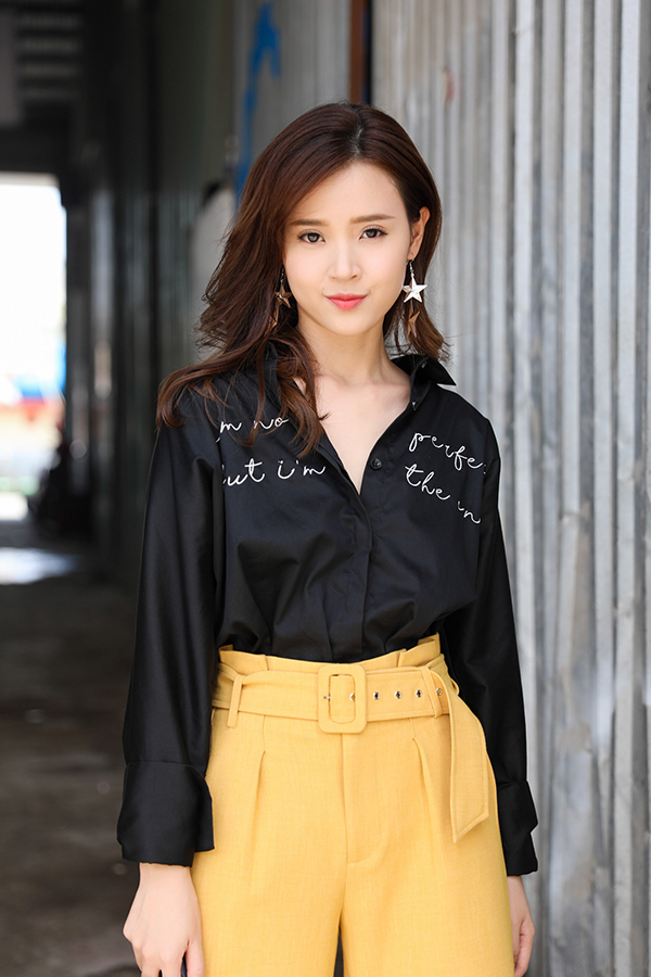 Midu lựa chọn áo sơ mi kết hợp quần cạp cao không cầu kì nhưng vẫn sành điệu và thời thượng với set đồ tông màu vàng - đen.