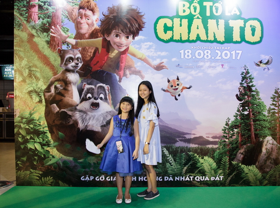 Bé Hà My (Cô gái đến từ hôm qua) và bé Thanh Mỹ (Tôi đã thấy hoa vàng trên cỏ xanh)