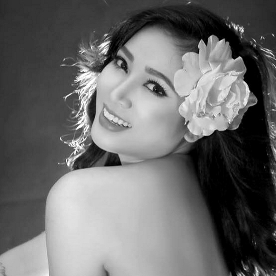 Đi lên từ 2 bàn tay trắng nên hiện giờ dù có chút thành tựu nhỏ nhưng cô vẫn muốn giúp những học trò nghèo hiếu học. Vào tháng 9 tới,  cô sẽ quay về quê nhà, trao tặng quà cho những em nhỏ hiếu học vượt khó. 