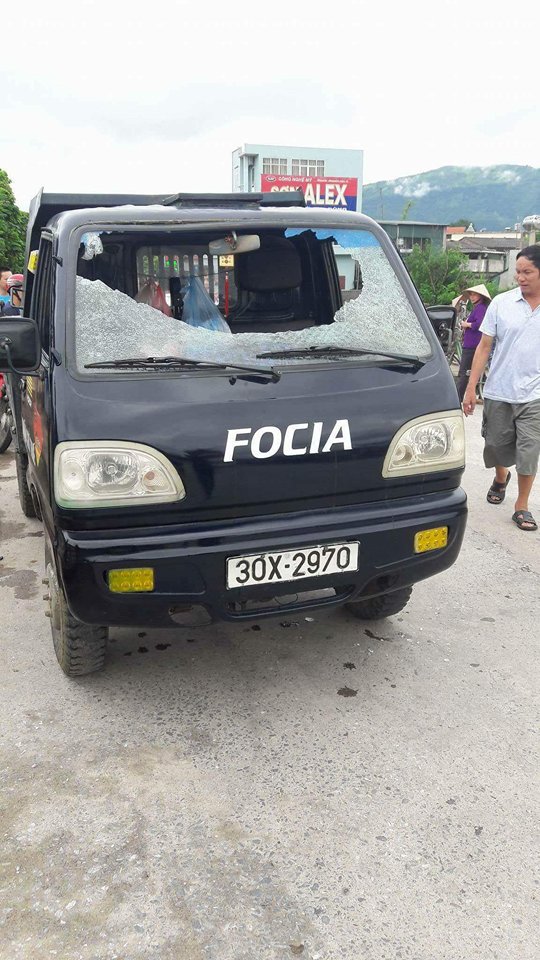 Ô tô bị ném vỡ kính trước