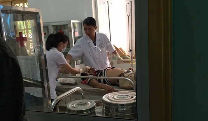 Đang lưu thông, lái xe bị ném gạch trọng thương