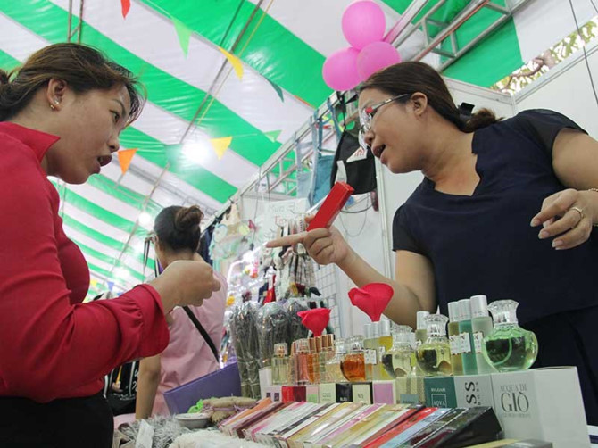 Người kinh doanh cho rằng quy định mua hàng hóa từ 10 triệu đồng trở lên phải thanh toán qua ngân hàng khiến họ gặp nhiều rắc rối. Ảnh: HOÀNG GIANG