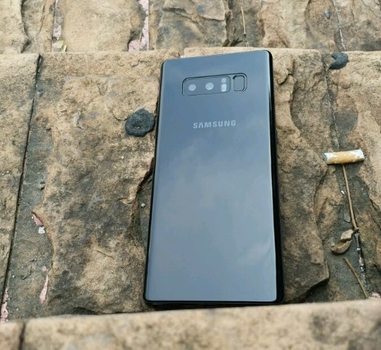 Những bức ảnh này còn cho người dùng một cái nhìn rõ ràng hơn ở mặt sau của Galaxy Note 8 và hệ thống camera kép 12 megapixel với cảm biến vân tay. Tuy nhiên điều khá thú vị là cảm biến vân tay dường như hơi lõm vào thân máy, hoàn toàn khác so với vân tay bố trí trên Galaxy S8/S8 Plus. 