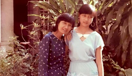 Hiền Mai, Làng sao Hiền Mai chụp ảnh cùng mẹ.