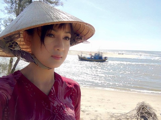 Hiền Mai, Làng sao Những vai diễn của Hiền Mai luôn mang nét dịu dàng, hiền thục, đậm chất Á Đông. Cô cũng được mệnh danh là nữ diễn viên mang vẻ đẹp thuần khiết nhất. Thời kì đỉnh cao, cô ghi dấu ấn với hàng loạt những bộ phim như Chuyến tàu hoàng hôn, Ngọn gió hồi sinh, Ráng chiều, Giao thời, Mầm sống, Họ từng chung kẻ thù, Cánh buồm ảo ảnh...