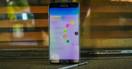 Màn hình: Khi ra mắt cách đây 2 năm, Galaxy Note 5 đã khá lớn với màn hình kích thước lên tới 5,7 inch. Nhưng hiện nay ngay cả với dòng sản phẩm cao cấp là Galaxy S8 thậm chí còn lớn hơn với mà hình kích thước 5,8 inch. 