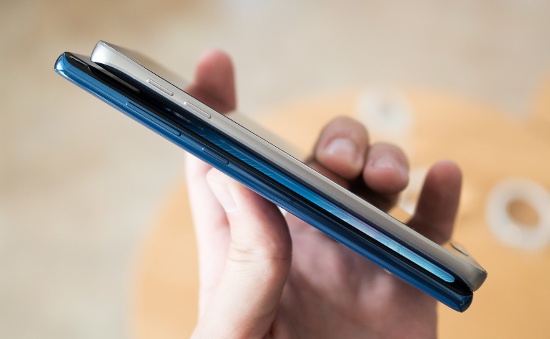 Nhưng sự khác biệt thiết kế lớn nhất giữa Galaxy Note 5 và Galaxy Note 8 chính là màn hình cong về hai cạnh và không có viền ở mặt trước, điều này buộc Samsung phải loại bỏ phím cứng home ở mặt trước và di chuyển cảm biến vân tay ra mặt sau.