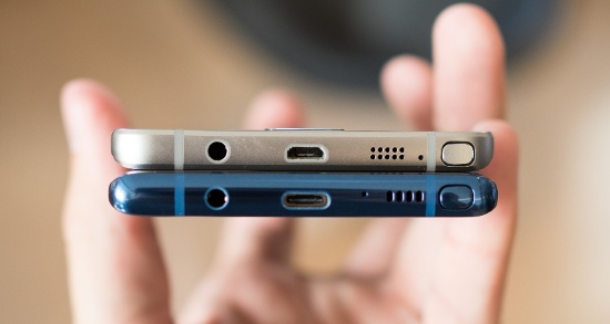 Một điểm đáng chú ý khác là Note 5 chỉ có màn hình 5,7 inch nhưng Note 8 có màn hình lớn hơn đáng kể với 6,3 inch nhưng kích thước của hai thiết bị lại không chênh nhau nhiều với 153,2 x 76,1 x 7,6 mm và 162,5 x 74,8 x 8,6 mm tương ứng. 