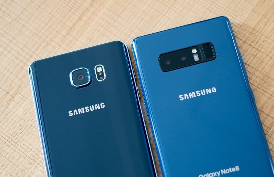 Cụ thể, Galaxy Note 8 sở hữu hệ thống camera kép ở mặt sau cùng độ phân giải 12 megapixel. Trong đó bao gồm một camera ống kính góc rộng, khẩu độ f/1.7, camera còn lại là ống kính tele khẩu độ f/2.4 hỗ trợ zoom 2X. Camera kép trên Note 8 còn hỗ trợ chức năng xóa phông chủ động, hoặc chụp đồng thời cả hai camera cho ra hai bức ảnh một chụp cận cảnh và một chụp góc rộng.