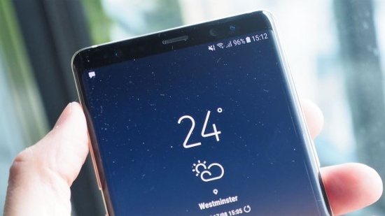 Chức năng chụp ảnh selfie của Note 8 cũng ấn tượng không kém với độ phân giải 8 megapixel với khẩu độ f/1.7, trong khi trên Galaxy Note 5 chỉ là 5 megapixel. 