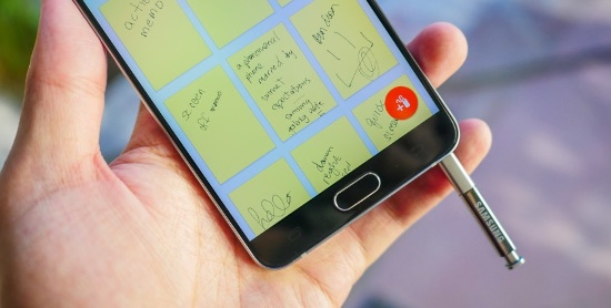 S-Pen: Mặc dù đã 2 năm nhưng bút S-Pen trên Note 5 vẫn là một công cụ quan trọng và hữu ích, nhất là khi người dùng thường xuyên viết, vẽ, ghi chú … khi làm việc di động. 