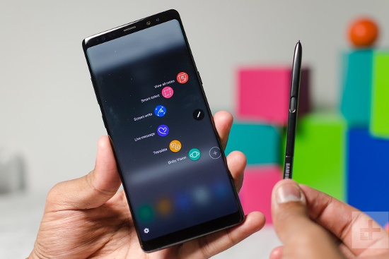 Như trên Note 8 bút S-Pen không chỉ chống nước mà còn có ngòi nhỏ hơn, cảm biến lực tốt hơn và hỗ trợ tính năng Screen Off Memo mới, cho phép bạn viết, vẽ hay ghi chú lên màn hình mà không cần phải mở khóa thiết bị trước. 