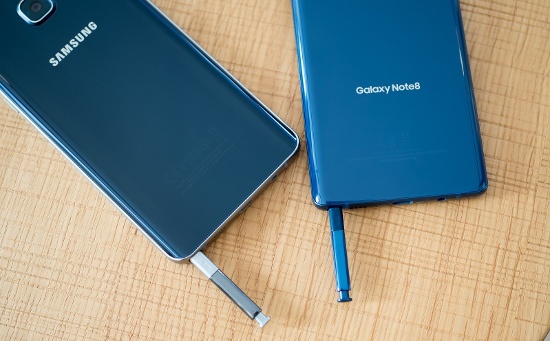 Thậm chí bút S-Pen giờ còn có thể sử dụng để dịch qua lại 71 ngôn ngữ và không còn giới hạn ở những từ đơn mà có thể dịch cả câu hoàn chỉnh, hay như tính năng Live Messages cho phép dùng bút S-Pen để viết, vẽ hình … tạo tin nhắn dạng GIF để chia sẻ cùng bạn bè.