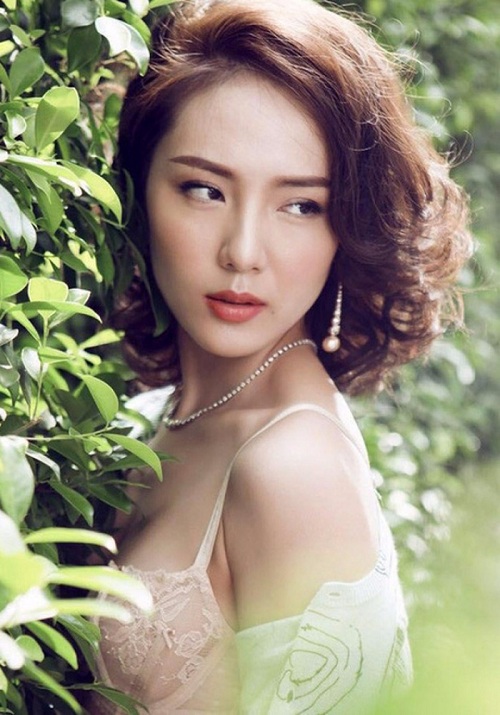 Ca sĩ Phương Linh tuy chiều cao khiêm tốn, tuy vậy 3 vòng rất cân đối với cơ thể, và gương mặt thon gọn, trẻ trung, cô từng ghi dấu trong lòng khán giả với hàng loạt bản hit song ca cùng Hà Anh Tuấn. Đặt lên bàn cân với nữ hoàng giải trí quả thật 