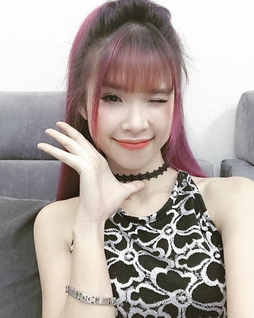 Ca sĩ Khởi My với phong cách thời trang nhí nhảnh, những kiểu tóc ngộ nghĩnh cùng giọng nói trong trẻo, nếu không biết năm sinh, ai cũng nghĩ cô là học sinh cấp 3.