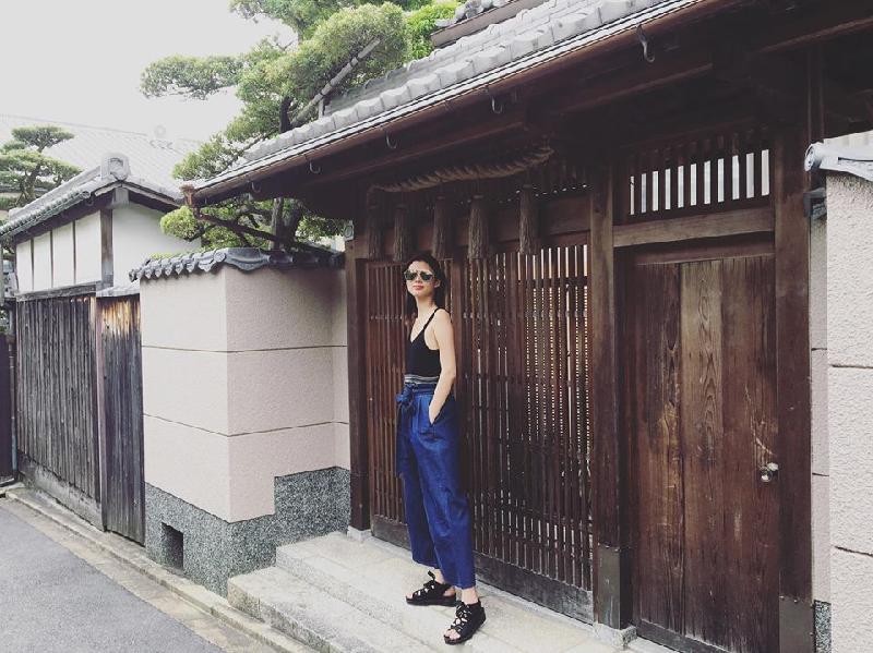 Cá tính và high-fashion với quần ống suông và áo hai dây
