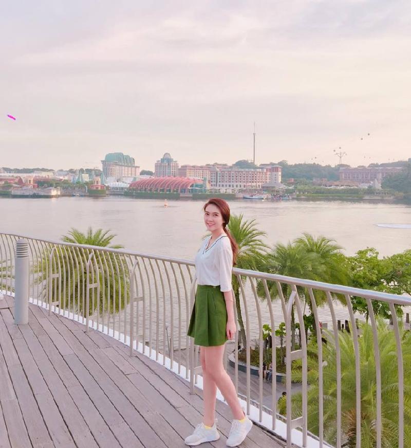 Năng động với áo trắng mix chân váy, giày sneaker