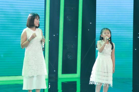 Đôi song ca đầu tiên bước lên sân khấu ở vòng Lộ diện là cặp mẹ con Bích Thảo - Bảo Hân đến từ Đà Lạt. Phát hiện bé Bảo Hân có khả năng ca hát từ khi lên 3 nên chị Bích Thảo đầu tư cho con phát triển tài năng. Bảo Hân cũng mong muốn trở thành một ngôi sao ca hát. Lúc tham gia vòng sơ tuyển ở Cần Thơ, hai mẹ con đã quên lời vì quá run. Không bỏ cuộc, họ tiếp tục lên TP.HCM thi lần hai và lọt vào vòng trong. 