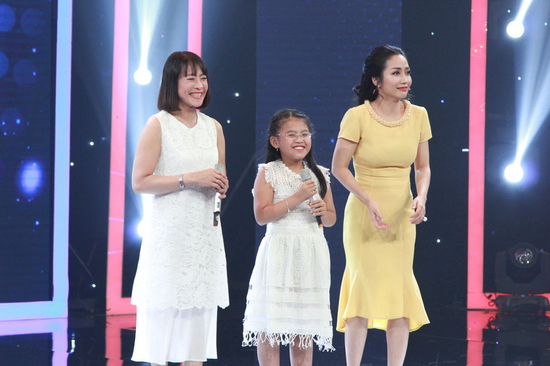 Vượt qua sự thiếu tự tin, chị Bích Thảo cùng con gái Bảo Hân mang đến chương trình ca khúc Giọt sương và chiếc lá vô cùng đáng yêu. Cuối phần trình diễn, khi trò chuyện với MC Ốc Thanh Vân, Bảo Hân tiết lộ cha mình là một thành viên của vũ đoàn Hoàng Thông khiến mọi người thích thú. 