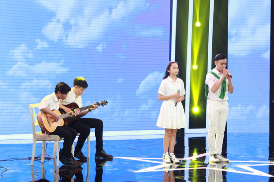 Phần trình diễn ca khúc Việt Nam trong tôi là cùng với sự hỗ trợ của nhóm guitar từ hai anh em đã gây ấn tượng mạnh mẽ cho Ban giám khảo. Chí Thiện cho rằng chính phần đệm guitar đầy mộc mạc trong tiết mục đã tạo thiện cảm cho anh. Cách Tiến “thả” câu hát đầu tiên rất tinh tế, như rót vào tai người nghe. “Chị Tư” Cẩm Ly cũng bày tỏ sự yêu thích với chất giọng và cách xử lý đầy tinh tế của Quang Tiến. Giọng trầm, vang của Tiến kết hợp cùng giọng trong trẻo của Ân Ân đã tạo nên một tiết mục tuyệt vời. Đặc biệt, Cẩm Ly nhấn mạnh cách kết bài như “nhéo” vào tim người nghe của Quang Tiến đã khiến chị xúc động.