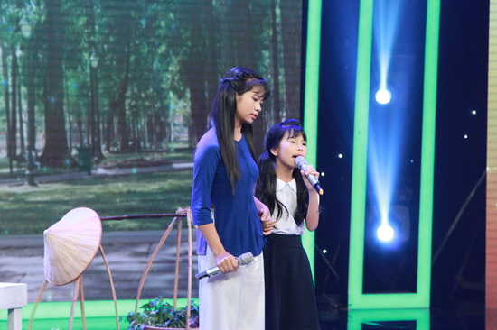 Trên sân khấu Gia Đình Song Ca, hai chị em Hương và Linh đã có một màn trình diễn đầy thuyết phục với ca khúc Chị Hai. Đại Nghĩa khen ngợi mặc dù đến từ Vĩnh Phúc, nói giọng Bắc nhưng hai chị em lại hát rất chuẩn giọng Nam. Anh cho biết chính nội dung bài hát và phần trình diễn mộc mạc của hai chị em đã làm anh “xém khóc”. Cẩm Ly thì cho rằng diễn xuất không phô trương của hai chị em đã làm chị nghẹn ngào.