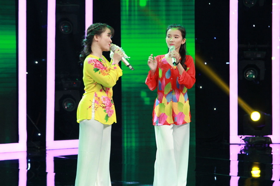Đến với vòng Chinh Phục, 3 cặp song ca còn lại sẽ tiếp tục tranh tài để tìm ra 2 cặp đôi xuất sắc bước tiếp vào vòng trong.  Trình diễn đầu tiên là cặp đôi chị em Kim Liên - Kim Thương. Cả hai đã mang đến sân khấu không khí đầy vui nhộn vơi ca khúc Chiếc khăn tay, cuối tiết mục, hai chị em còn chạy lên tặng khăn tay cho giám khảo Đại Nghĩa khiến mọi người thích thú. Đại Nghĩa nhận xét ở vòng này hai chị em đã thoải mái hơn, có một tiết mục nhẹ nhàng và dễ thương. Về phần ca sĩ Chí Thiện, anh nhận định khuôn mặt Thương đã tươi tắn hơn mặc dù những động tác trình diễn vẫn còn cứng.
