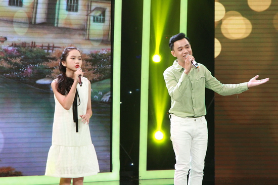 Tiếp đến, hai anh em Quang Tiến - Ân Ân chọn trình diễn bài hát Quê hương tuổi thơ tôi. Giám khảo Chí Thiện bày tỏ sự yêu thích với tiết mục này của hai anh em và cho rằng Ân Ân có giọng hát rất trong trẻo, nhẹ nhàng, như một làn gió từ từ cuốn lấy người nghe. Về phía Cẩm Ly, chị cho rằng Quang Tiến có cách xử lý bỏ nhỏ rất hay nhưng nếu lạm dụng sẽ khiến người nghe nhàm chán.