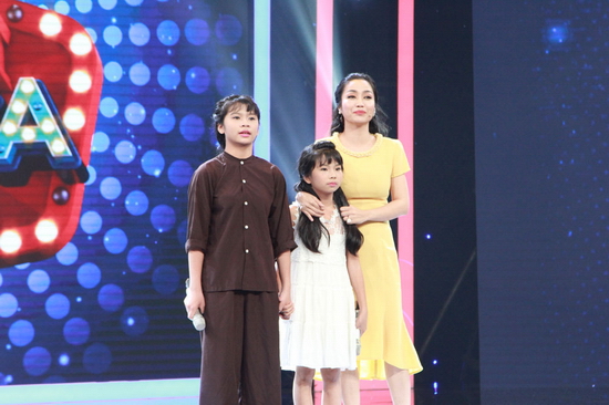  Với Cẩm Ly, chị giành nhiều lời khen có cánh cho cô em gái Thị Linh bởi chất giọng “ngọt như mía lùi” và nhận định chính diễn xuất như thật của hai chị em đã chạm đến trái tim người xem.