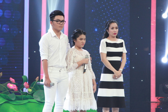 Xuất hiện trên sâu khấu, Ngọc Tuấn và Việt Hoa đã cùng nhau mang đến ca khúc đầy ý nghĩa Sống như những đóa hoa khiến Ban giám khảo xúc động. Giám khảo Cẩm Ly cho biết tim mình đập rất mạnh vì xúc động trước tiết mục trình diễn của hai anh em. Nữ ca sĩ động viên Việt Hoa hãy luôn lạc quan, yêu đời như chính lời bài hát. Võ Hạ Trâm cho biết, ngay khi nghe Việt Hoa cất giọng hát, cô đã phải “ôm tim” vì quá xúc động. Cô khen ngợi Việt Hoa có giọng hát đẹp, trong sáng và cảm ơn hai anh em đã mang đến một bài hát ý nghĩa. Còn giám khảo Đại Nghĩa đã rưng rưng nước mắt. Phần trình diễn của Việt Hoa đã truyền lửa cho những người xung quanh, cả những người không mang khiếm khuyết, để cảm thấy cuộc sống còn nhiều điều may mắn và ý nghĩa. 