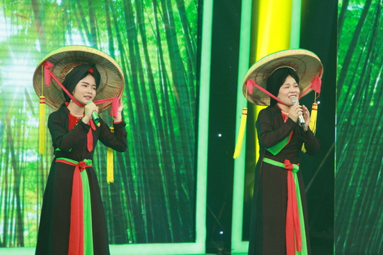 Dân ca Quan họ luôn là niềm tự hào của những người con Bắc Ninh. Cặp song ca cô Nguyễn Thị Hồng và cháu gái Nguyễn Thị Hằng chính là những thế hệ tiếp nối của loại hình nghệ thuật này. 