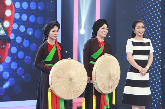 Đến với Gia Đình Song Ca, hai cô cháu đã chọn trình diễn bài hát Cây trúc xinh quen thuộc. MC Ốc Thanh Vân hài hước cho biết giọng hát êm ả, mượt mà của hai cô cháu đã khiến chị “lạc trôi”, muốn theo về Bắc Ninh ngay. Tiếp đó, Lân Nhã nhận định hai cô cháu đã có một phần trình diễn cuốn hút, mang lại cảm giác dễ chịu, đi thẳng vào lòng người. Cẩm Ly thì nhận xét cô Hồng có giọng hát rất tuyệt vời, phong thái tự tin. Chị đặc biệt yêu thích khuôn mặt dịu dàng cùng những bước đi uyển chuyển của bé Hằng và bày tỏ mong muốn được nghe giọng của bé nhiều hơn. 