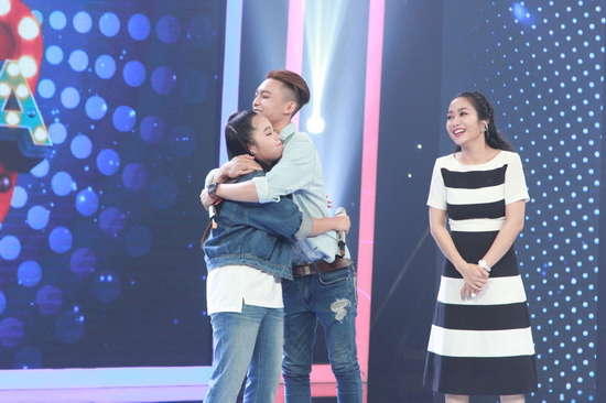 Cả hai đem đến sân khấu Gia Đình Song Ca màn trình diễn đầy sôi động với bản hit Nơi anh không thuộc về của nhóm 365DaBand. Giám khảo Cẩm Ly, Đại Nghĩa không ngừng nhún nhảy theo tiết mục này. Ở phần nhận xét, Đại Nghĩa chỉ ra bé Mỹ Linh hơi thiếu tự tin trên sân khấu, nên có phần bị chìm so anh trai. Võ Hạ Trâm thì hài hước cho rằng đây là cặp đôi “Boy thân thiện và Girl lạnh lùng”. Cô nàng ca sĩ xinh đẹp cũng tranh thủ nhận đồng hương: “Mấy người quê Bình Thuận đều hát hay” khiến khán giả cười ngất.