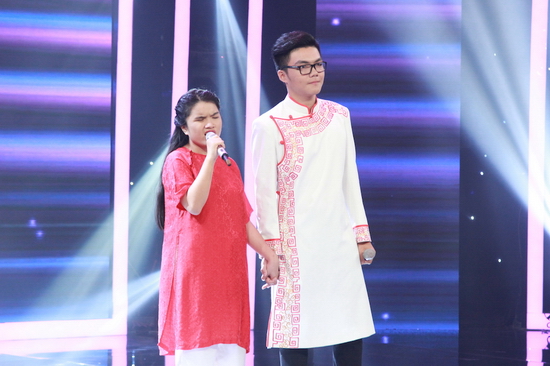 Bước sang vòng Chinh Phục, 3 cặp đôi còn lại tranh tài để tìm ra 2 cặp xuất sắc nhất bước tiếp vào vòng trong.  Tiết mục đầu tiên thuộc về cặp anh em Ngọc Tuấn - Việt Hoa. Cả hai thể hiện ca khúc Lời ru một đời như một món quà dành tặng cho mẹ mình. Kết thúc phần thi, MC Ốc Thanh Vân xúc động chia sẻ, mẹ của Việt Hoa là chị Thúy Hằng đã phải bán rất nhiều tài sản trong nhà để đưa cô bé sang Mỹ 3 lần chữa mắt. Tuy nhiên, kết quả vẫn không như mong đợi. Chị Thúy Hằng đành chọn giải pháp trở thành giáo viên trong trường khiếm thị Nguyễn Đình Chiểu để được dõi theo con gái và giúp đỡ những đứa trẻ cùng hoàn cảnh.