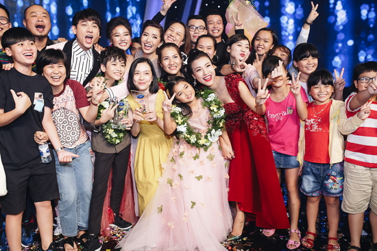 Hoàng Oanh hào hứng chia sẻ khoảnh khắc đăng quang với tài năng nhí, và không quên chụp hình kỷ niệm với các thí sinh. 