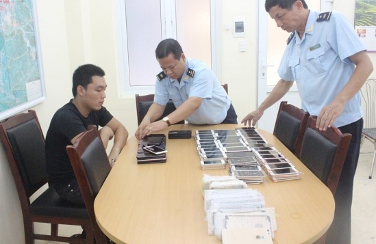 Bắt giữ sách xuyên tạc sự thật lịch sử Việt Nam và loạt hàng lậu