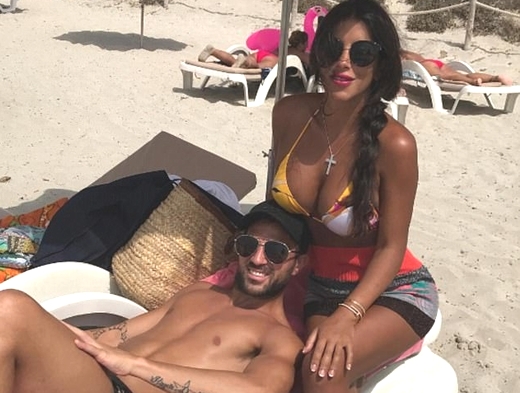 Fabregas tranh thủ xả hơi bên bạn gái bốc lửa!