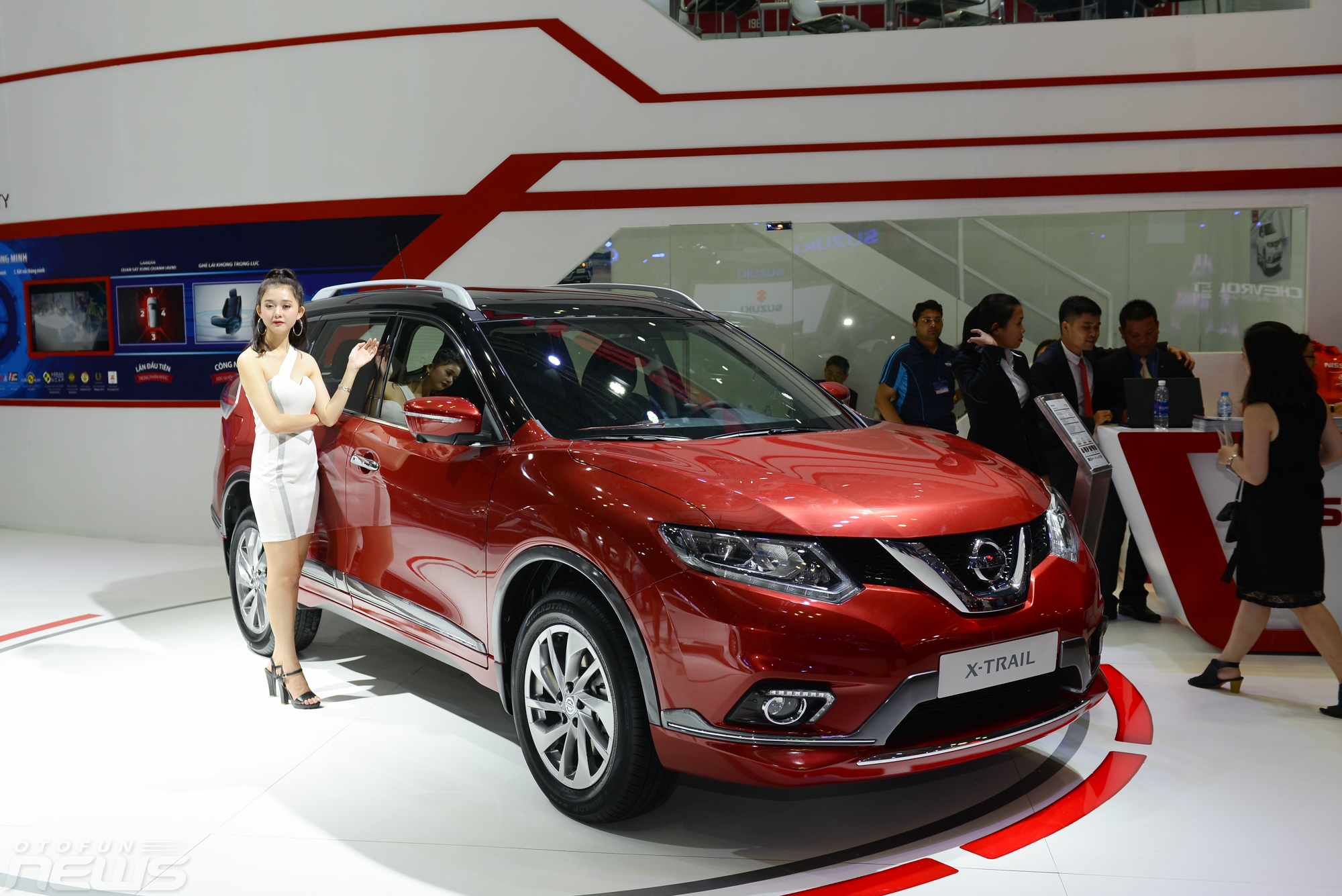 X-Trail 2.5 SV 4WD Premium với hai tông màu đỏ - đen cá tính
