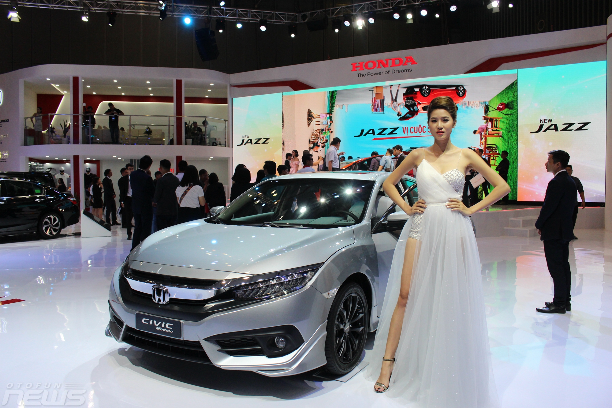 Honda Civic phiên bản độ ngoại thất Modulo.