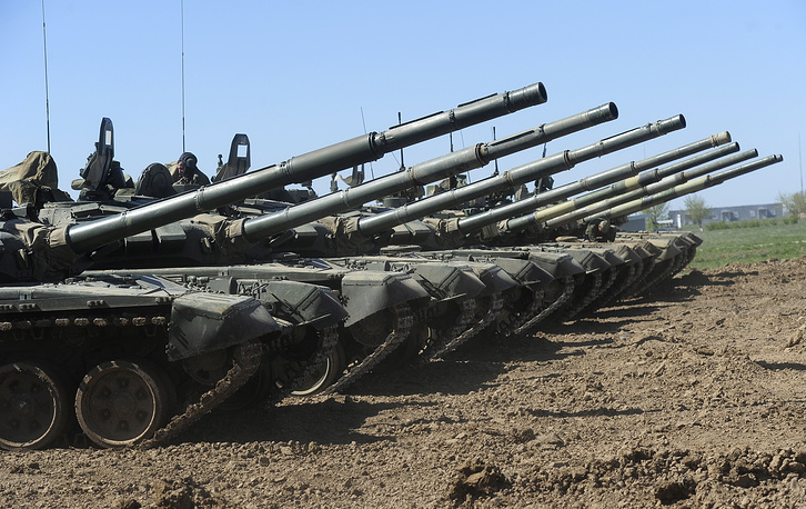 Xe tăng T-72B3. T-72B3 là mẫu nâng cấp mức độ sâu loại xe tăng chiến đấu chủ lực huyền thoại T-72. Xe tăng được hiện đại hóa hệ thống động cơ với động cơ diesel mới 1.130 mã lực, hệ thống kiểm soát kĩ thuật số. Xe được trang bị thêm hệ thống trinh sát; trang bị giáp ERA Kontakt-5 mới, được bố trí lắp đặt giống như xe tăng T-90A. Xe tăng nâng cấp được trang bị tháp pháo mở để được trang bị thêm hệ thống súng máy phòng không NSV. Hệ thống súng máy có thể điều khiển từ xa, nhờ đó tổ lái không phải mở nắp khoang chiến đấu để điều khiển súng này, tránh được thương vong.