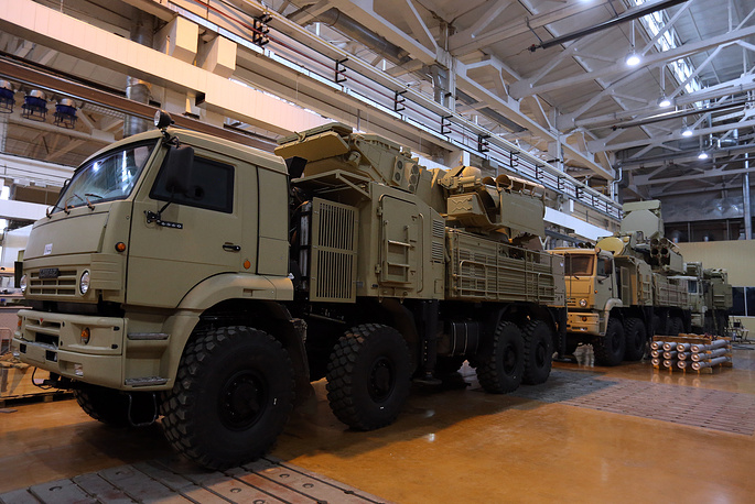 Pantsir-S1 (NATO gọi là: SA-22 Greyhound) là một tổ hợp tên lửa/pháo phòng không có khả năng tiêu diệt hầu hết các mục tiêu trên không trong phạm vi ngắn và trung. Đây là một trong những hệ thống phòng không tầm gần tiên tiến nhất của Nga hiện nay. Các tổ hợp phòng không Pantsir-S1 thường được sử dụng để bảo vệ các khu vực mục tiêu trọng yếu, các điểm dân cư và quân sự, đội hình đơn vị chiến đấu đang cơ động lên tới cỡ trung đoàn hoặc các tổ hợp phòng không khác như S-300/S-400. Hệ thống Pantsir-S1 được sử dụng để tiêu diệt các mục tiêu trên không hoặc dưới mặt đất và trong khi di chuyển có khả năng bám sát tới 20 mục tiêu và thực hiện phóng cùng lúc hai tên lửa vào mục tiêu.