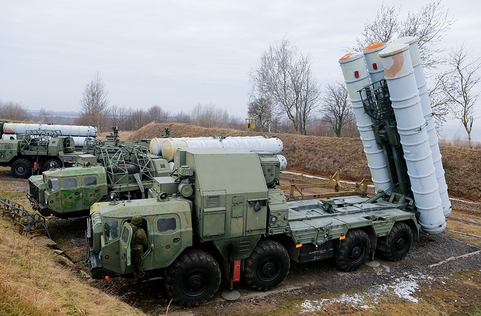 Hệ thống tên lửa phòng không S-300 là hệ thống tên lửa di động vô cùng tinh vi. S-300 có khả năng tiêu diệt hiệu quả các mục tiêu tên lửa đạn đạo, đồng thời được coi là một trong những hệ thống chống máy bay và tên lửa đạn đạo mạnh nhất hiện nay với tầm bắn lên đến hơn 150 km và ở độ cao lên tới 27 km. S-300 cũng sở hữu sức mạnh ngăn chặn cả chiến đấu cơ tàng hình. Hệ thống tên lửa S-300 có thể đồng thời theo dõi đến 100 mục tiêu và xử lý được từ 12 đến 36 chiếc trong số đó. Ở những phiên bản S-300PMU1/2 trở về sau, khả năng của radar được tăng cường, theo dõi đến 300 mục tiêu và xử lý cùng lúc tới 72 vật thể bay xâm phạm.