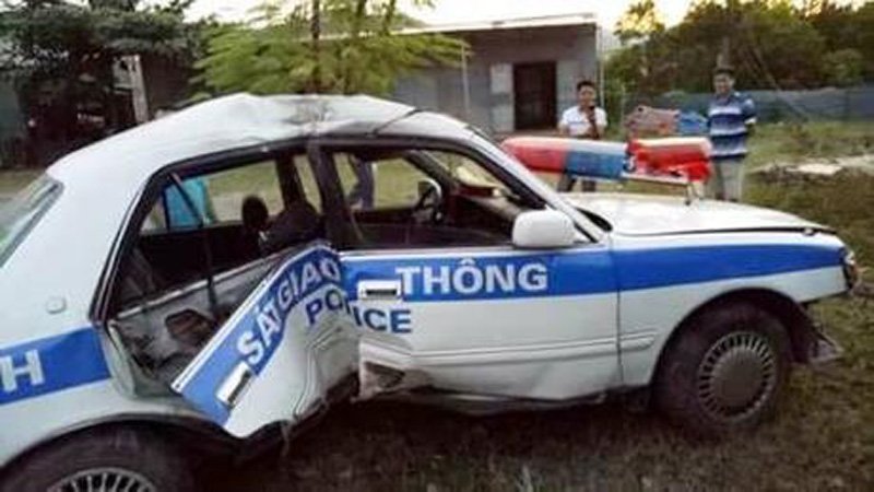 Truy đuổi nghi phạm ma túy, xe cảnh sát bị chèn ép dẫn đến tai nạn