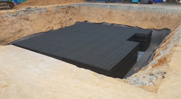 Vật liệu của hồ điều tiết thông minh sử dụng công nghệ crosswave chủ yếu là dạng mô-đun lắp ráp, có độ rỗng lớn giúp tích một lượng lớn nước, phù hợp với nhu cầu chống ngập cục bộ (Ảnh chụp vào sáng 1/8 tại lễ khởi công).
