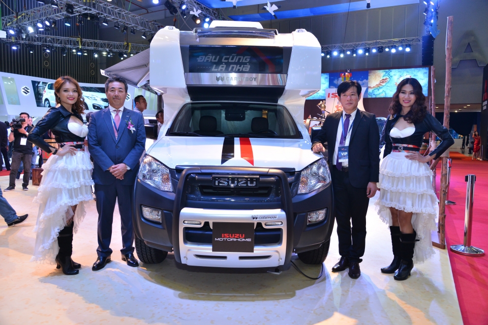 Isuzu Motorhome: Trong số những mẫu xe tham dự triển lãm lần này, không khó để người xem nhận ra chiếc bán tải độc đáo Motorhome (với phụ kiện của Carry Boy). Được xây dựng trên nền tảng khung gầm của một chiếc bán tải cabin đơn Isuzu, chiếc xe có nhiều không gian hơn phiên bản cabin đôi. Bên cạnh đó, mẫu xe còn được trang bị thêm một lốp dự phòng treo ở phía sau.