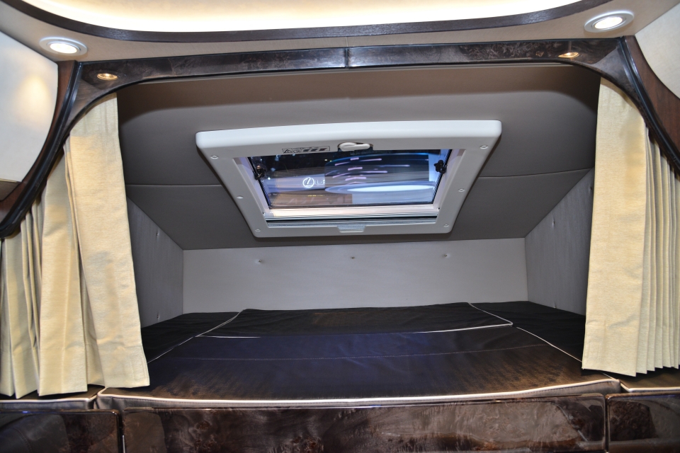Nhà sản xuất đã tận dụng tối đa không gian mà một chiếc xe bán tải cabin đơn mang lại. Ngoài hai người ngồi ở khoang lái, buồng nghỉ phía sau đủ chỗ cho khoảng 3 đến 4 người nữa. Phần nhô ra trên nóc cabin được sử dụng làm giường ngủ, ở đó, hành khách có thể mở cửa sổ tận hưởng không khí trong lành. Mái hiên di động khá tiện dụng trong các hoạt động cắm trại, câu cá. Một điểm đặc biệt khác là khoang lái được thiết kế 