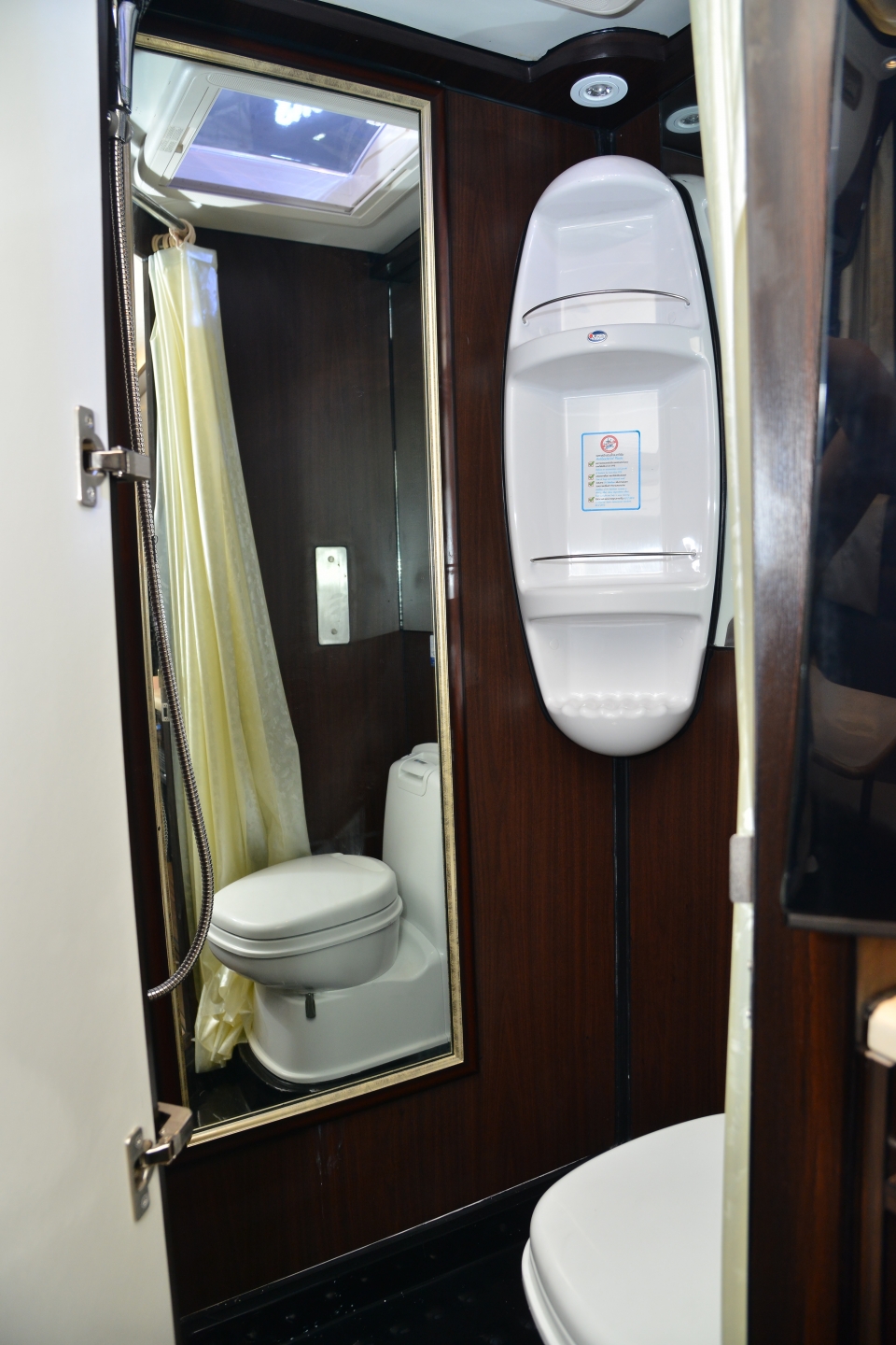 Nội thất của Motorhome được thiết kế hiện đại và đầy đủ tiện nghi bao gồm khu vực bếp ăn, buồng tắm với bồn vệ sinh và bồn rửa tay. Để lưu trữ đồ ăn, đồ uống trong các chuyến đi dài ngày, nhà sản xuất trang bị thêm một tủ lạnh mini, phía trên là kệ để tivi.